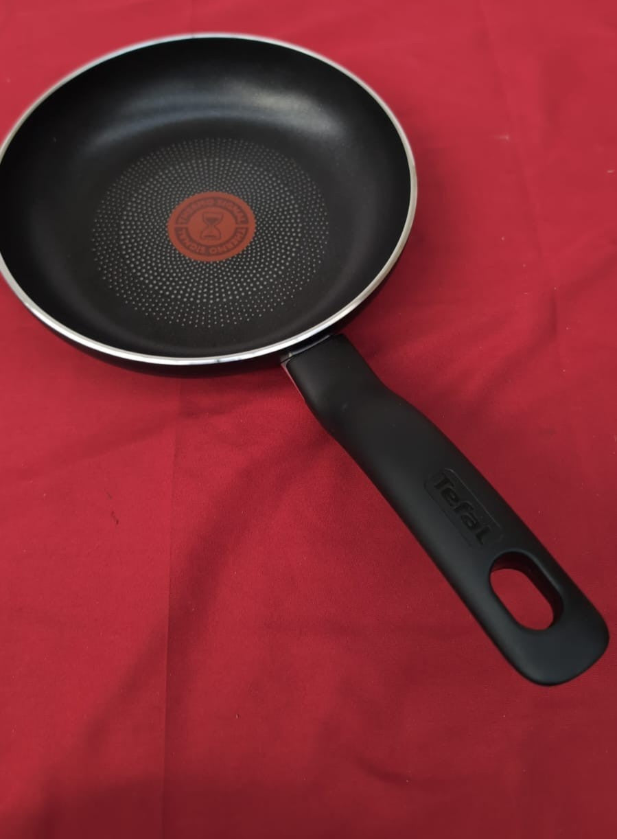 Tefal  Easy Cook and Clean Frying Pan 20 cm  Non-Stick ,Black(NO PACKAGING)