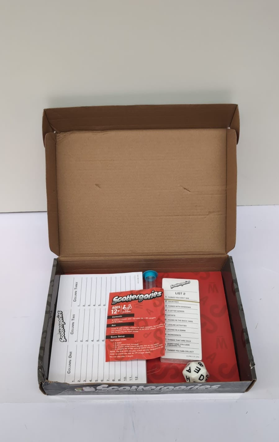Gaming Scattergories Board Game(BOX DAMAGED)