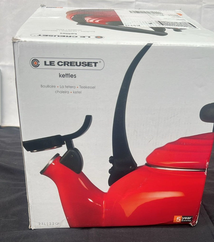 Le Creuset Traditional Stove-Top Kettle with Whistle (BOX DAMAGED)