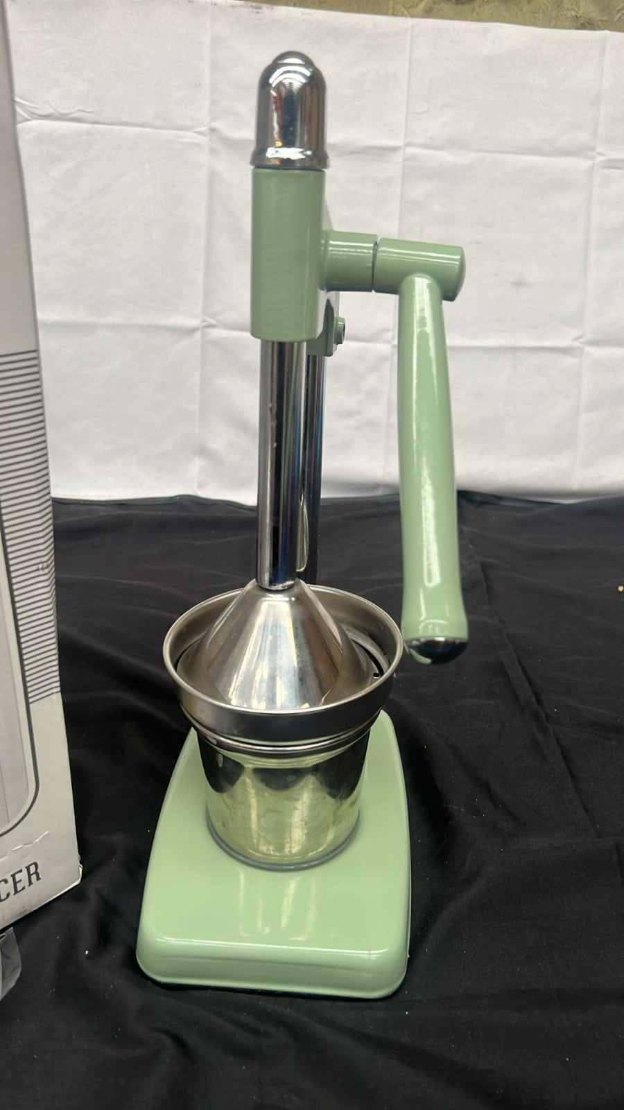 KitchenCraft Living Nostalgia Heavy Duty Lever-Arm Manual Orange Juicer