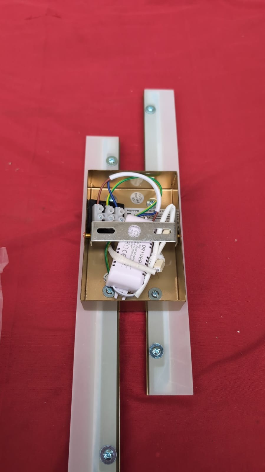 Modern led wall lamp 230v 3000k  (BOX DAMAGED)