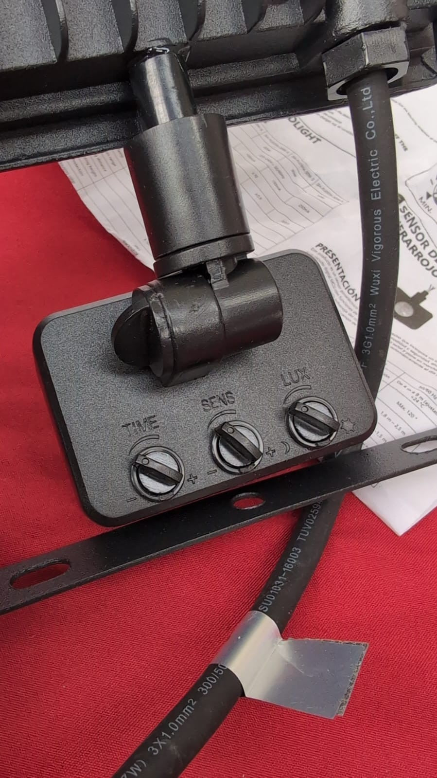 AIGOSTAR LED floodlight with Sensor (BOX DAMAGE, NO FIXINGS INCLUDED)