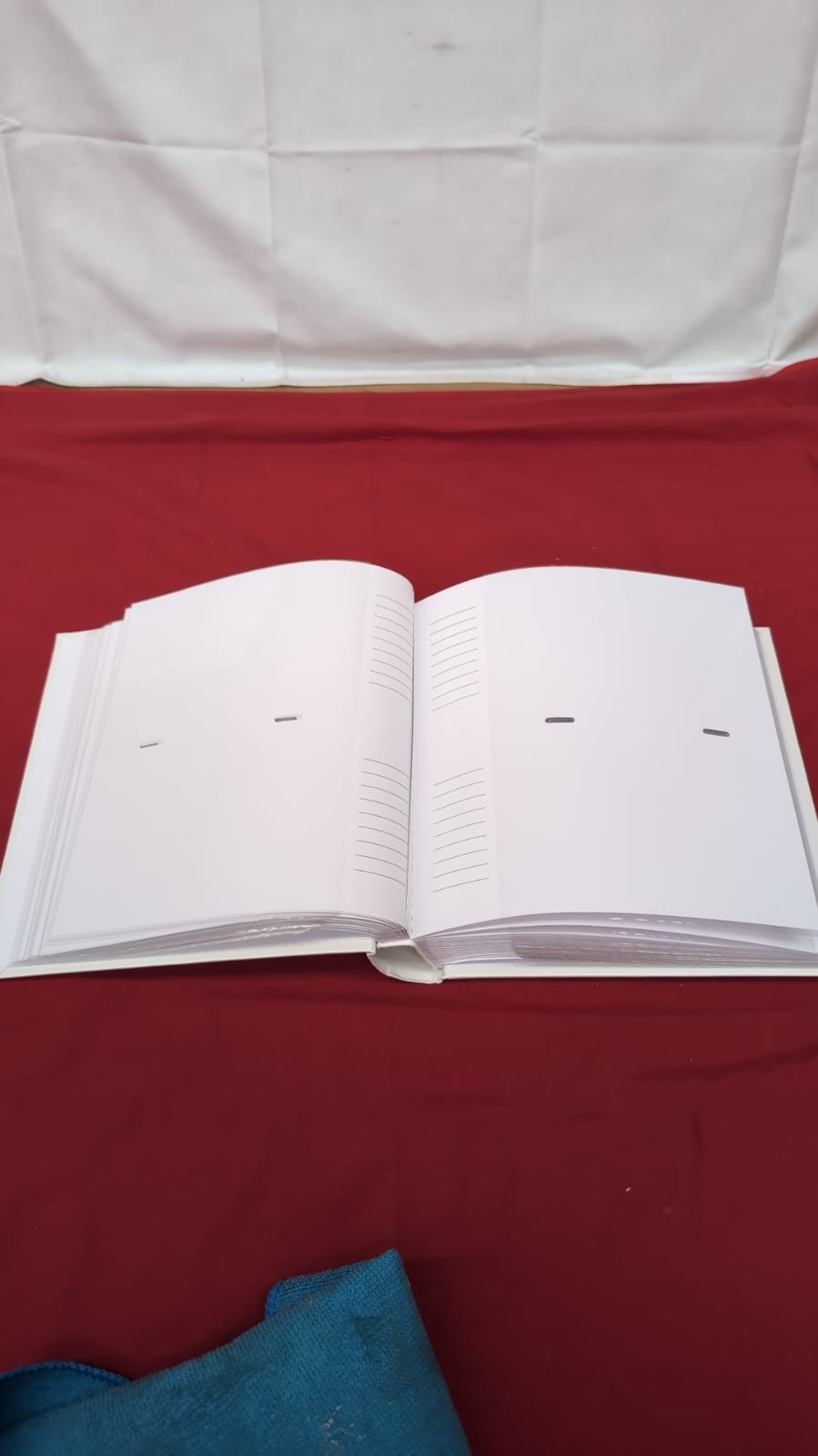 walther Design Photo Album White 20cm x 22cm(small blemish on back cover)