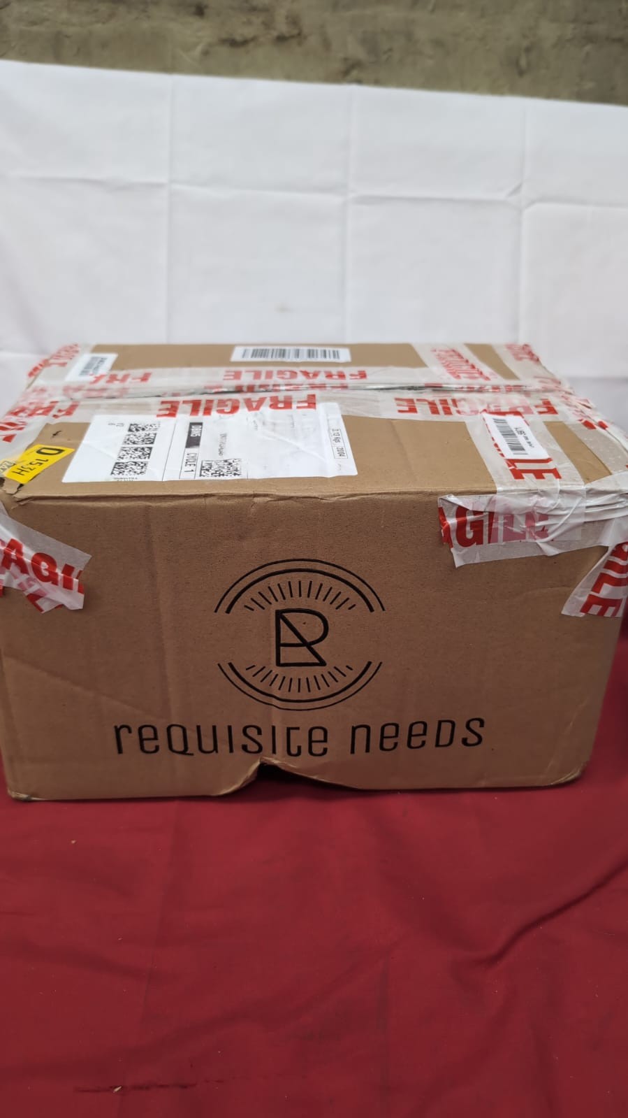 REQUISITE NEEDS Adult Coat Hangers of Strong (box damaged - approx. 80 pieces)