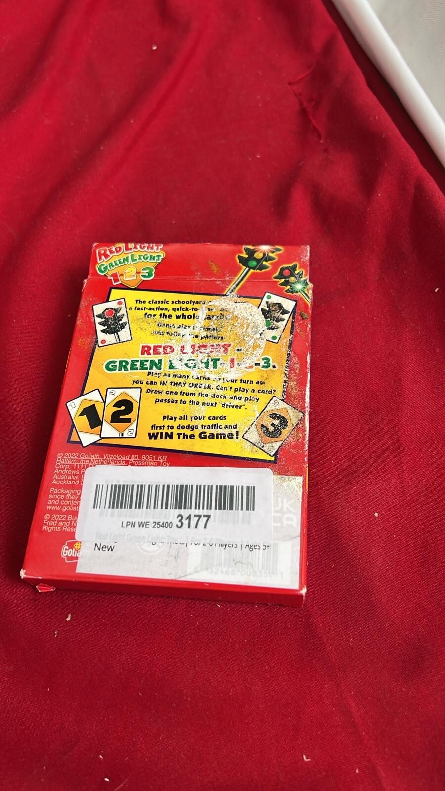 Red Light Green Light: The Fast and Fun Card Game! For 2-6 Players (box damaged)