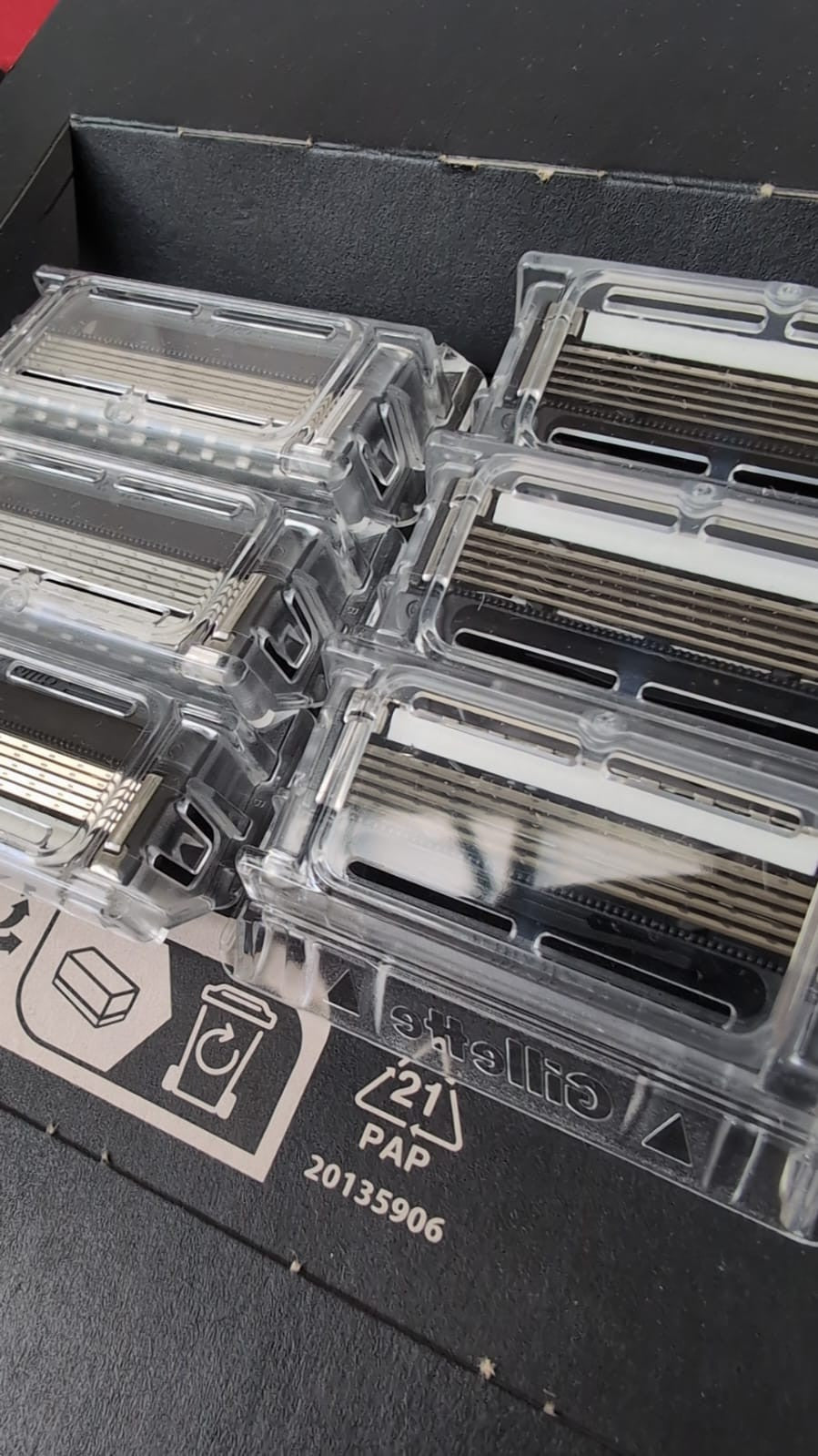 Gillette Labs Men's Razor Blades, Shaving Refills (6 pack - packaging damaged)