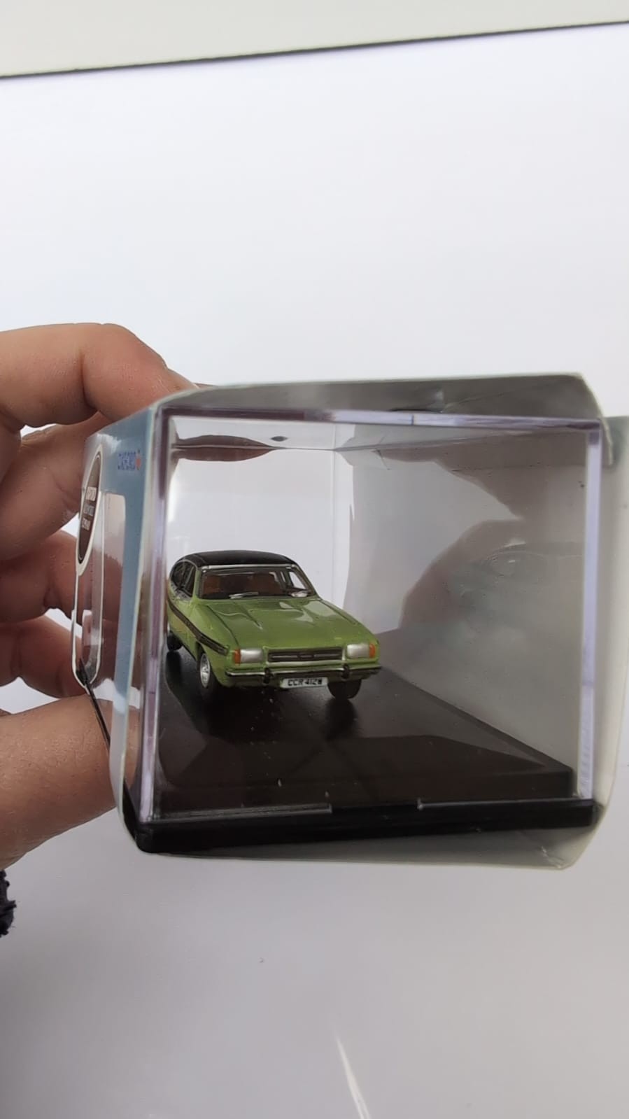 Oxford Ford Capri MkII Lime Green Only Fools & Horses vehicle (packagingdamaged)