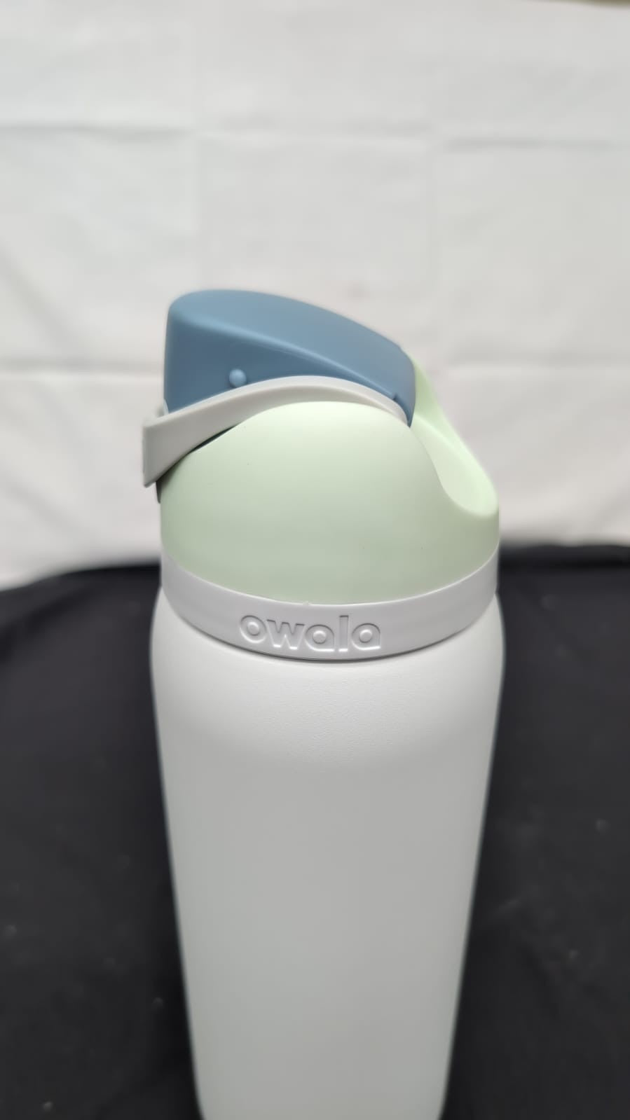Owala FreeSip Insulated Stainless Steel Water Bottle with Straw 945ml