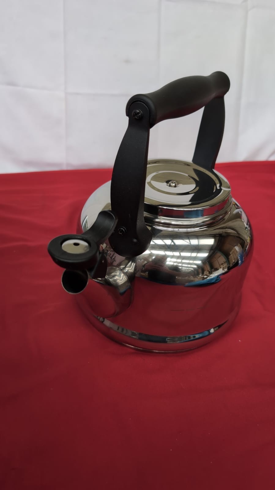 Le Creuset Traditional Stove-Top Kettle with Whistle,2.1L (warehouse damaged)
