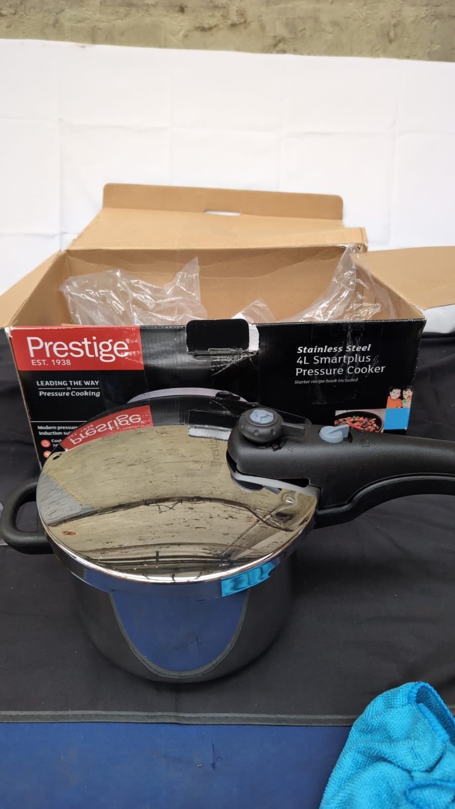 Prestige Smart Plus Pressure Cooker, 4L, Silver(BOXDAMAGED/small swirl marks)