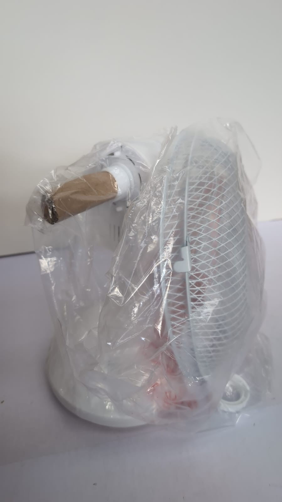 Russell Hobbs 9" Inch, Portable Desk Fan, 2 Speeds,Wide-Angled Oscillation,WHITE