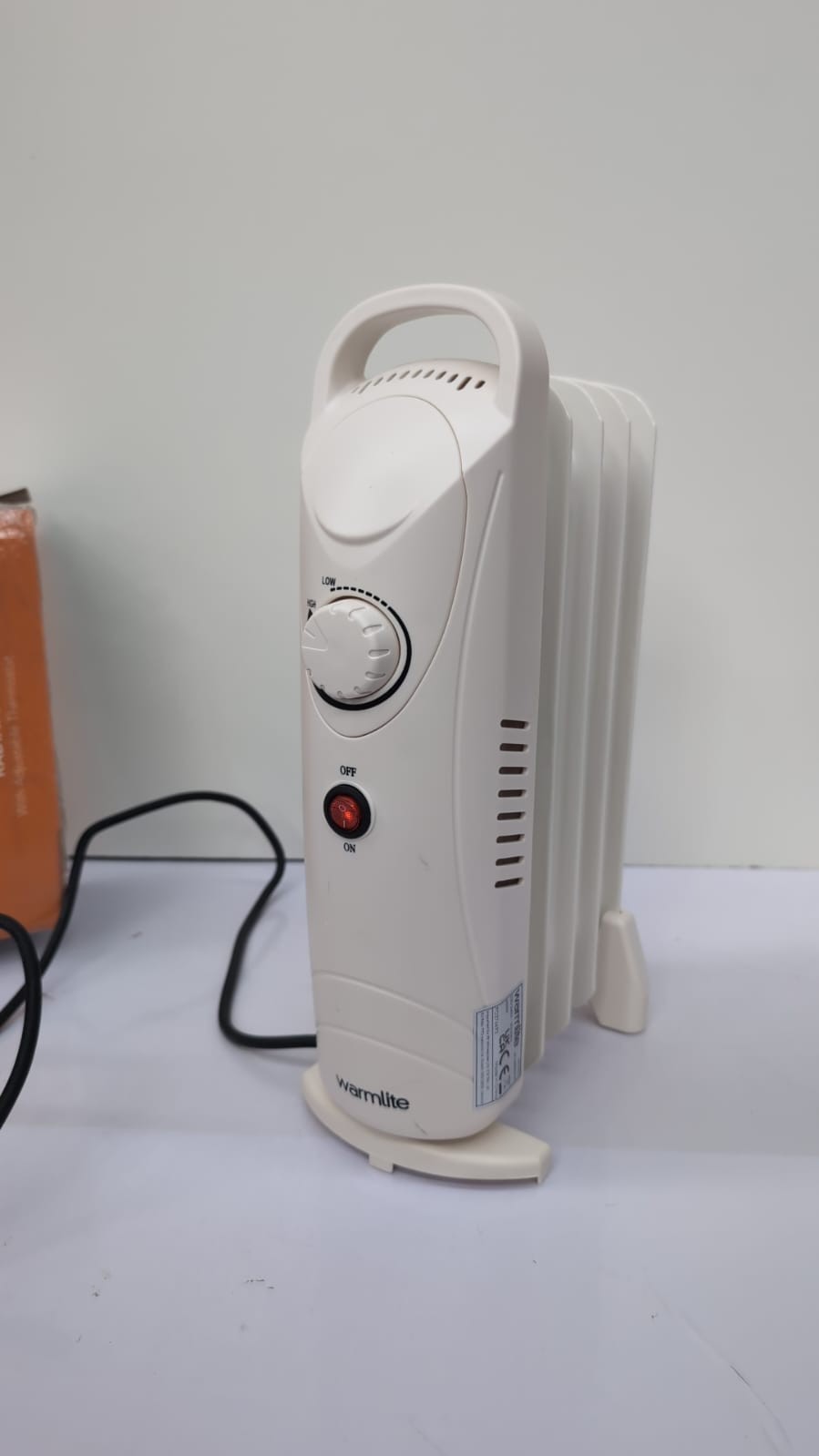 Warmlite  5 Fin Oil Filled Radiator with Adjustable Thermostat 650W, White(USED)