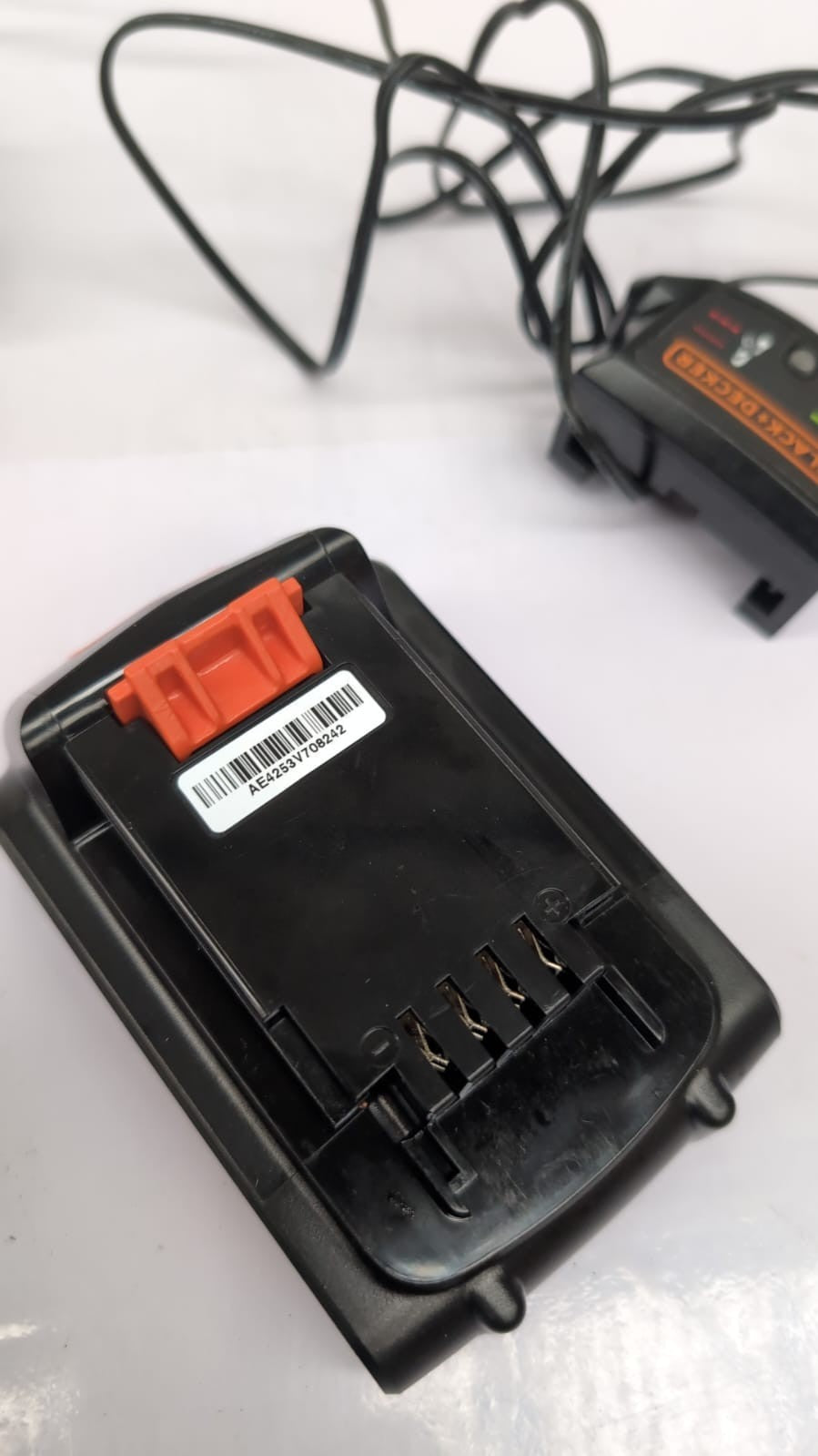 BLACK & DECKER BATTERY LITHIUM 18V 1.5Ah AND N494099 18v Lithium Charger