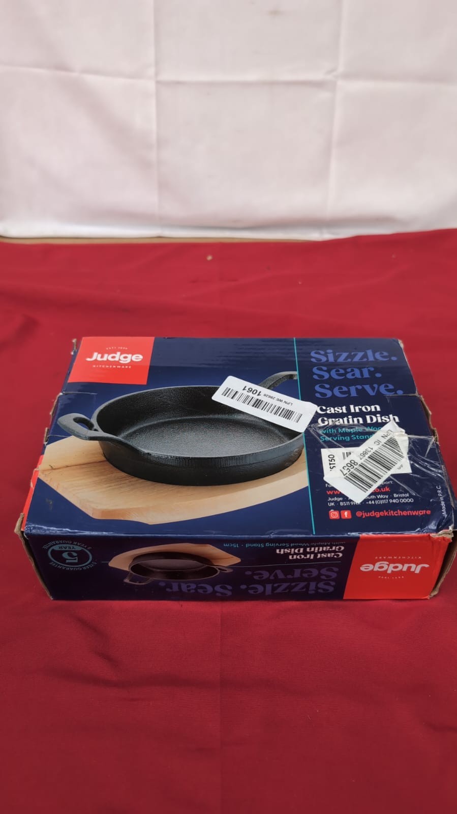 Judge Sizzle & Serve Gratin Dish,Cast Iron Skillet w/ Wooden Stand(box damaged)
