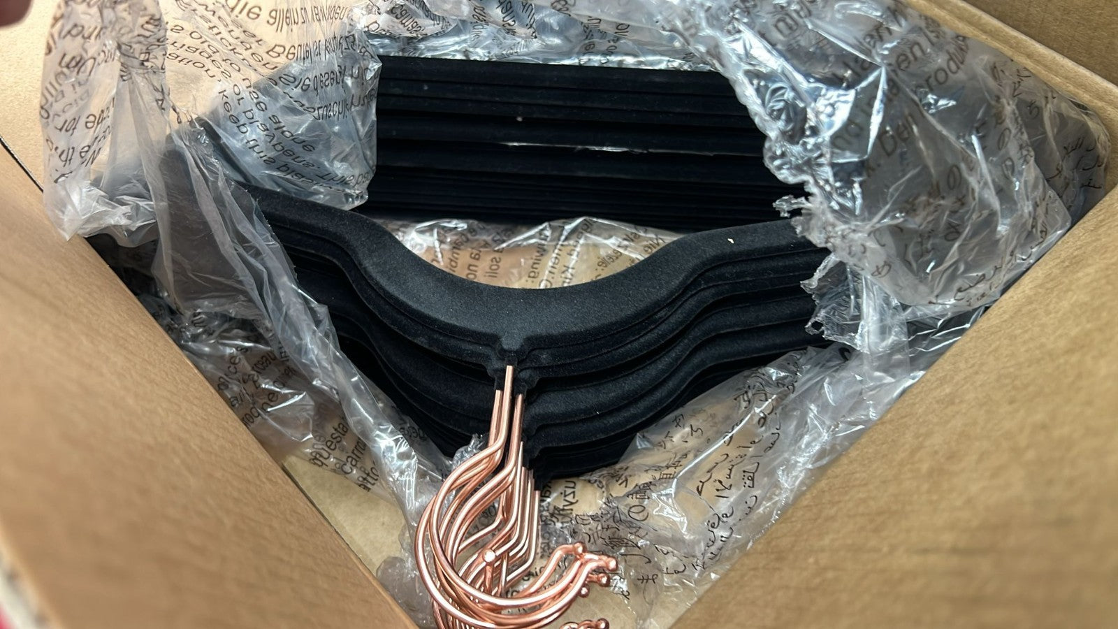 Amazon Basics Velvet Suit Hangers, 30-Pack, Black/Rose Gold (BOX DAMAGED)