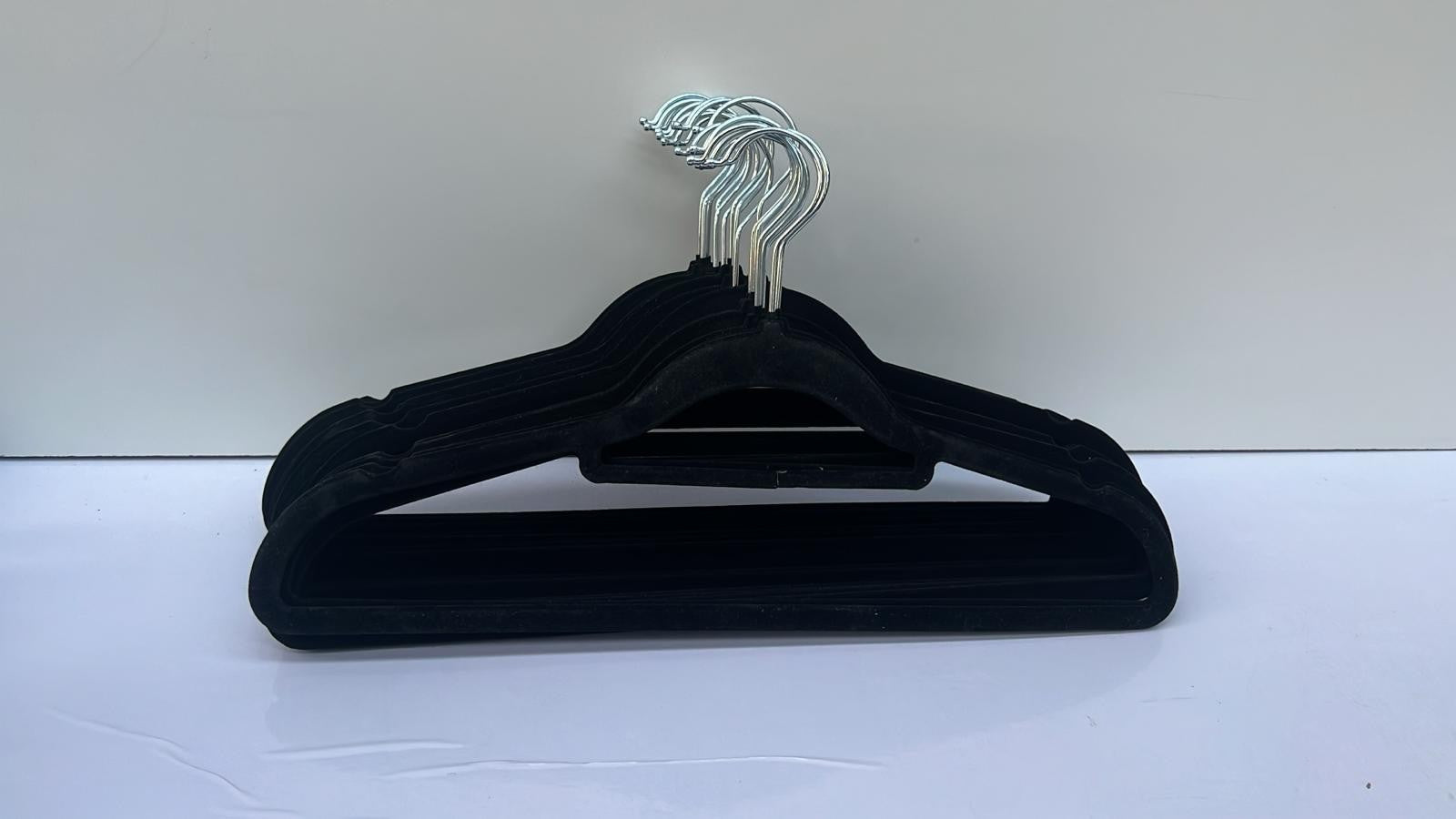 20 Pack Velvet Coat Hangers – Non Slip Velvet Hangers for Clothes, Black