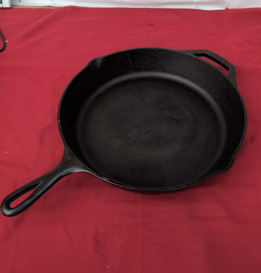 Lodge Pre-Seasoned Cast Iron Skillet Frying pan, 30cm(USED)
