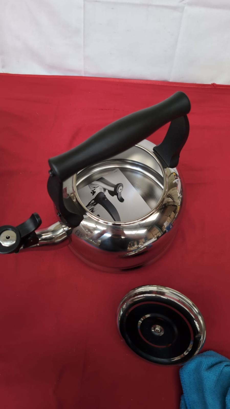 Le Creuset Traditional Stove-Top Kettle with Whistle,2.1L (warehouse damaged)